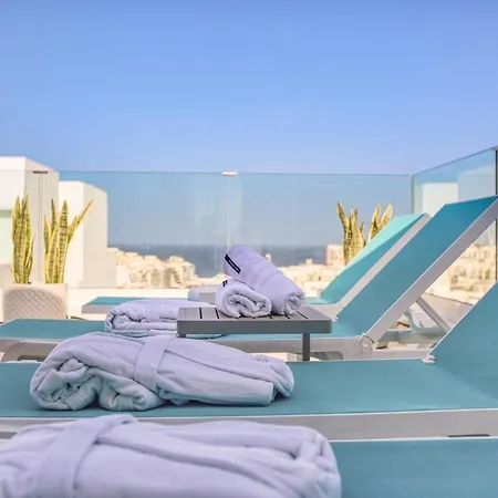 Luxury Penthouse In Swieqi With In And Outdoor Pool 아파트 *