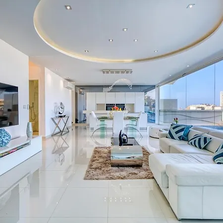 Luxury Penthouse In Swieqi With In And Outdoor Pool 아파트 *