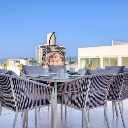 Luxury Penthouse In Swieqi With In And Outdoor Pool 아파트 *