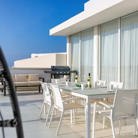 Luxury Penthouse In Swieqi With In And Outdoor Pool * San Julián